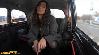 Aysha a kerek olasz tinédzser csajszi reszel a taxis manussal - sex-videochat