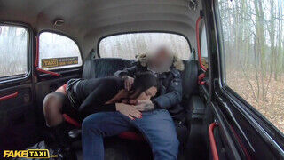 Ania Kinski a szilikon cickós milf lotyó a taxissal kupakol - sex-videochat