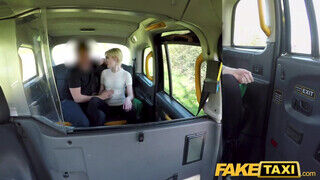 Rövid hajú világos szőke a hátsó ülésen szeretkezik a perverz taxissal - sex-videochat