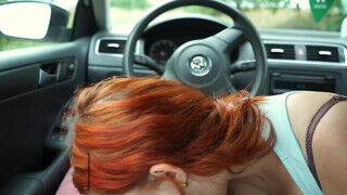 Amatőr tinédzser vörös hajú barinő a kocsiban cidázik - sex-videochat
