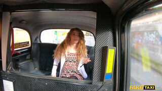 Sabrina Spice a kicsike keblű tini maca lovagol a taxis farkán - sex-videochat
