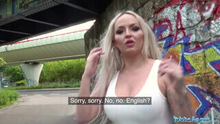 Louise Lee az angol világos szőke tetkós milf élvezi ha pénzért cserébe baszhat - sex-videochat