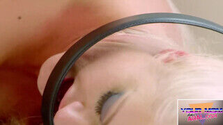 Holly Heart a csöcsös világos szőke milf anyuci hátsó lyukát egy öltönyös faszi dugja. - sex-videochat