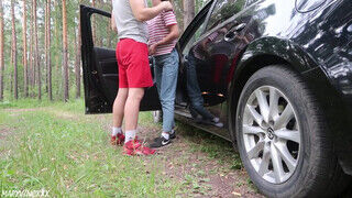 18 éves amatőr tinédzser pipi a kocsinál dug az új pasijával az erdőben - sex-videochat