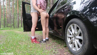 18 éves amatőr tinédzser pipi a kocsinál dug az új pasijával az erdőben - sex-videochat
