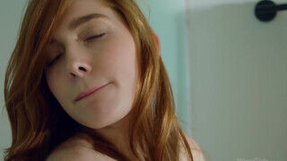 Jia Lissa a csábos vörös csajszika és a világos szőke Anna Di a fürdőben nyalakodnak - sex-videochat