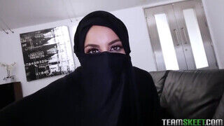 Szemrevaló arab milf anyuci nagyméretű csöcsökkel kefélteti meg a lucskos punciját. - sex-videochat