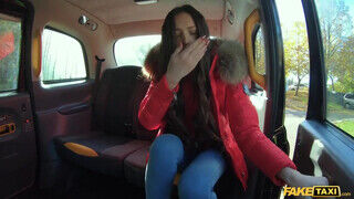 Isabella De Laa borotvált pinája megkamatyolva a taxiban - sex-videochat