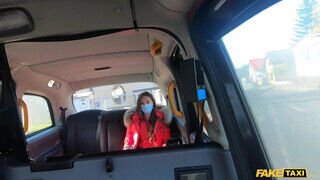 Isabella De Laa borotvált pinája megkamatyolva a taxiban - sex-videochat