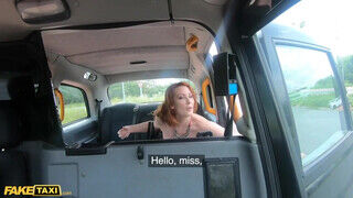 Isabella Lui a csöcsös milf egy jót kúrel a taxi hátsó ülésén - sex-videochat