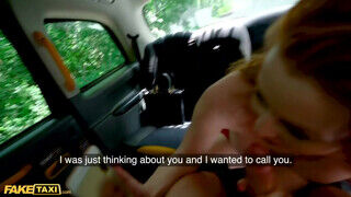 Isabella Lui a csöcsös milf egy jót kúrel a taxi hátsó ülésén - sex-videochat