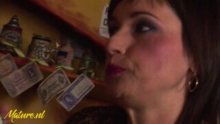 Szőrös bulkeszos öreg nő muffját dugják a billiárd asztalon - sex-videochat