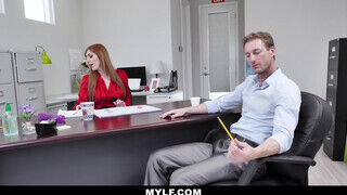 Lauren Phillips a lotyó vörös hajú dugásmániás titkárnő az irodában dug az új alkalmazottal. - sex-videochat