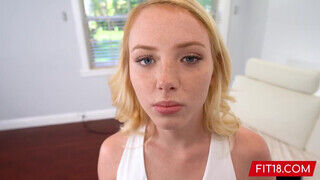 Dixie Lynn a szöszi tinédzser fiatal vagina beleül a lőcsbe - sex-videochat