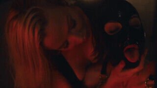 Kayden Kross és Aidra Fox fullos bőrszerkós fiatal picsák édeshármasban kettyintenek - sex-videochat