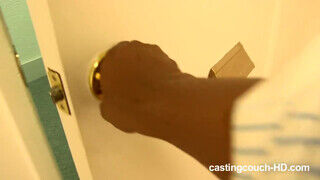 Cherry Hilson a félvér csöcsös picsa a castingon cumizza a fekete faszt. - sex-videochat