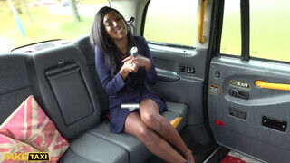 Asia Rae a tini kerek fekete fiatal gádzsi a taxiban kupakol - sex-videochat