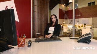 Chanel Preston a szőrös muffos milf titkárnő megszexelve az irodában - sex-videochat