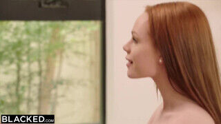 Ella Hughes a kicsike cickós vörös hajú tinédzser csaj kolosszális fekete cerkát kap - sex-videochat
