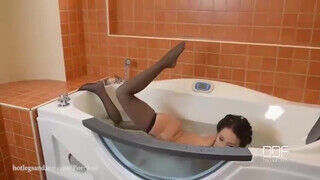 Mindezt egy átlátszó fürdőkádban teszi - sex-videochat