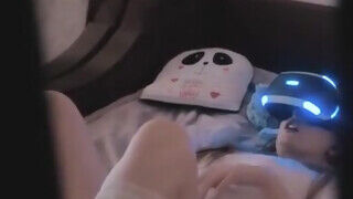 Gamer kiscsaj vr szemüvegben peckezik közben a hapekja a faszát veri - sex-videochat