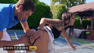 Gina Valentina a szőrös suncis tinédzser maca a tenisz edzővel kupakol - sex-videochat