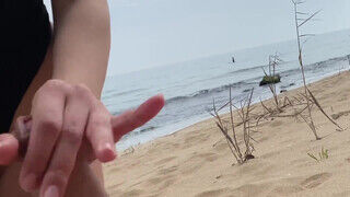 Tini karcsú amatőr pipi a tengerparton lovagol - sex-videochat