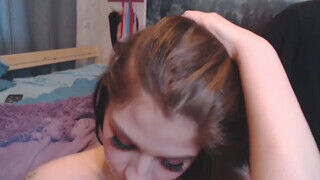 Amatőr orosz fiatal nőci a webkamerában orálozza le a pasasa farkát mélytorkosan. - sex-videochat