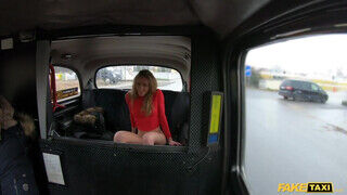 Angel Emily a tinédzser tinédzser csajszi egy jót kamatyol a taxiban - sex-videochat