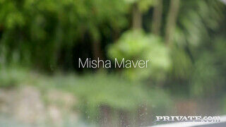 Misha Maver a méretes mellű kitetovált jógás lány rácuppan a szőrös lőcsre - sex-videochat