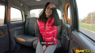 Shrima Malati az olasz fiatal kisasszony a taxiban szexel - sex-videochat