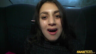 Shrima Malati az olasz fiatal kisasszony a taxiban szexel - sex-videochat