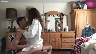Tini fiatal pár felvette ahogyan otthon titokban kamagyolnak - sex-videochat