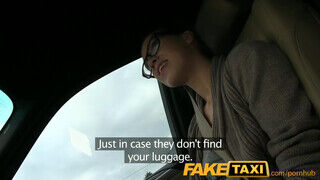 Tini kéjhölgy megbaszatja magát a taxissal - sex-videochat