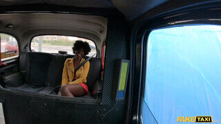 Zaawaadi az színes bőrű tinédzser lyuk lovagol a faszon a taxiban - sex-videochat