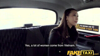 Sharon Lee a csöcsös ázsiai leányzó pénz helyett inkább baszik a taxissal - sex-videochat