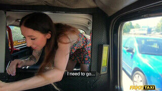 Esluna a kitetovált fiatal picsa muffját a taxis reszeli meg - sex-videochat