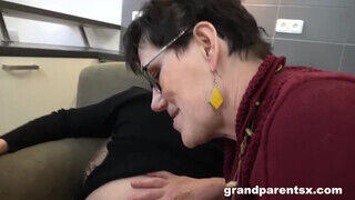 Perverz nagyanyó segít az unokának a hatalmas fater cerkáján lovagolni - sex-videochat