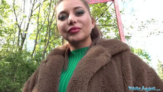 Anna Polina a csöcsös óriási popsikás fiatal leányzó lépcsőházban reszel - sex-videochat