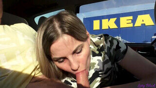 Perverz titkárnő orálozza le a pélót a kocsiban - sex-videochat