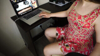Fiatal barinő titokban otthon peckezik egy kicsike pornóra - sex-videochat