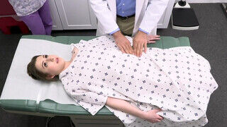 Sheena Ryder és Tristan Taylor a rendelőben szeretkezik a perverz doktorral - sex-videochat