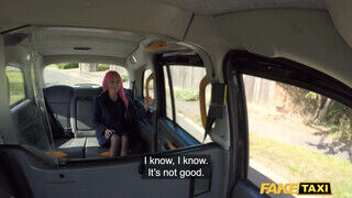 Roxy Lace a tinédzser pink hajú milf kinyalja a taxis segglyukát - sex-videochat