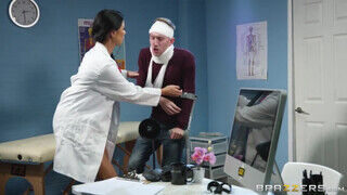 Ania Kinski a fütykös kedvelő doktornő élvezi a páciense jó gigászi faszát - sex-videochat