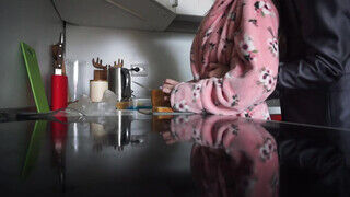 Tini amatőr Orosz pár kora reggeli kufircolása a konyhában. - sex-videochat