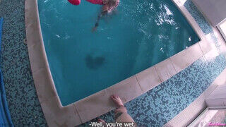 Tetkós tini szöszi karcsú orosz fiatal csajszika a medencénél reszel - sex-videochat