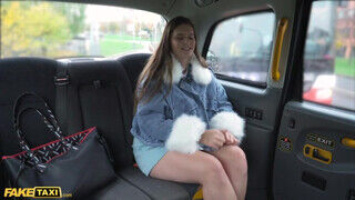 Taylee Wood a hatalmas cickós dagadt tinédzser kisasszony kiéhezett a taxiban - sex-videochat