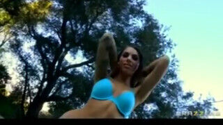 Juelz Ventura a forró vérű tetkós latina kiscsaj popója keményen megdugva. - sex-videochat