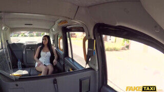 Tini fekete hajú kisasszony keményen hátsó nyílásba kurelva a taxiban - sex-videochat