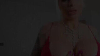 Sophie Anderson az óriás keblű világos szőke milf mami meglovagolja a faszt. - sex-videochat